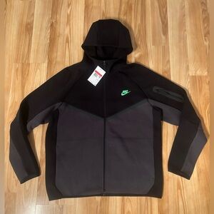 Men’s Nike tech - brand new